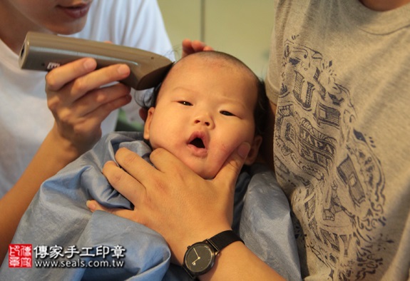 吳寶寶(台北士林區到府嬰兒寶寶滿月剃頭理髮、免費到府嬰兒剃胎毛儀式吉祥話)。到府剃頭剃胎毛主持、專業拍照、DVD光碟、證書。★購買「臍帶章、肚臍章、胎毛筆刷印章」贈送：剃頭、收涎、抓周，三選一。2015.10.11 照片20